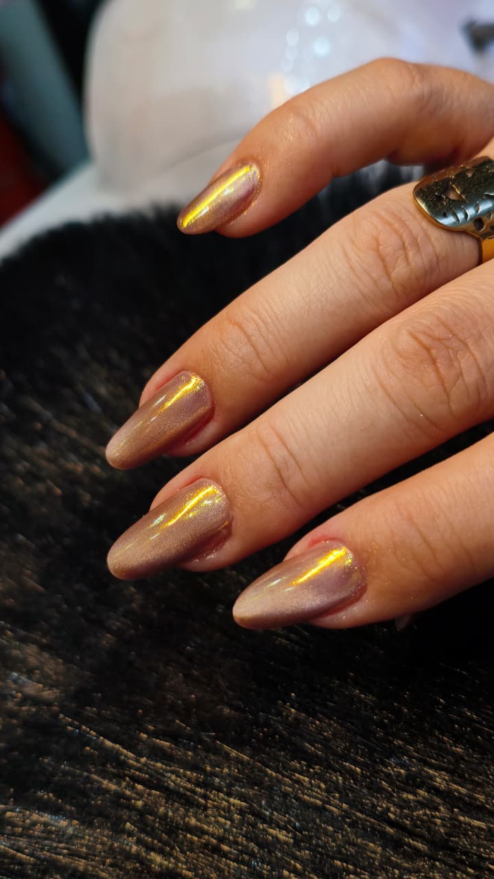 Nail Art Glazed Dourado em formato amendoado por Marla Sakamoto