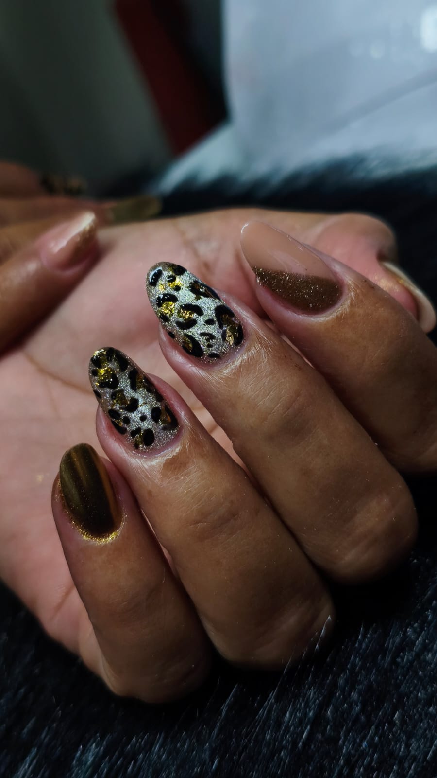 Alongamento com Nail Art Animal Print e foil dourado por Marla Sakamoto
