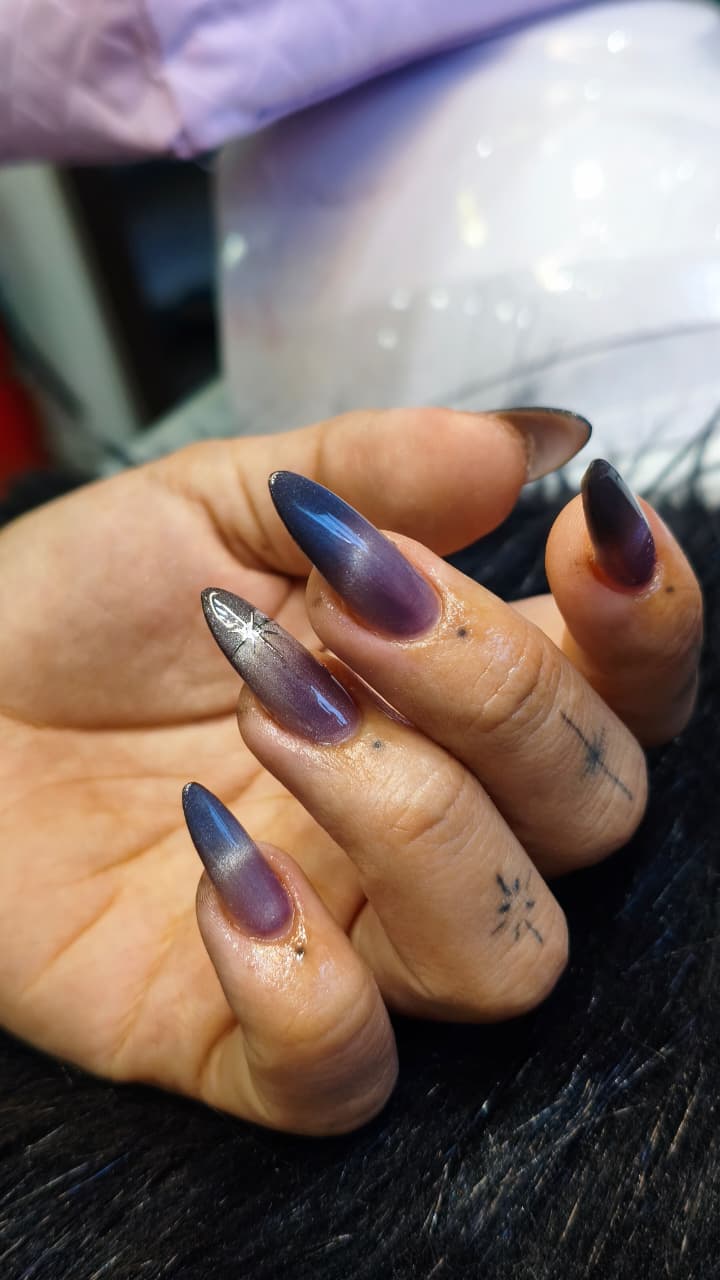 Alongamento stiletto com efeito galáxia cat eye por Marla Sakamoto