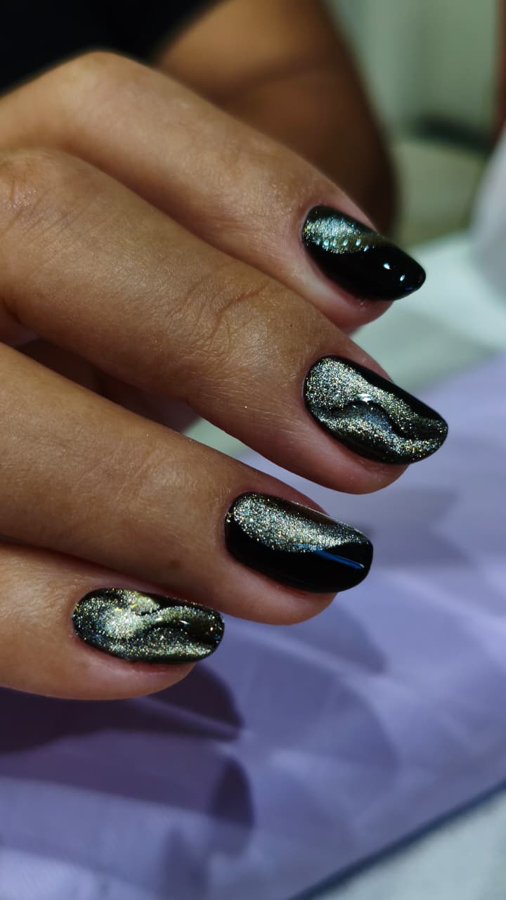 Efeito magnético com ondas douradas sobre preto por Marla Sakamoto