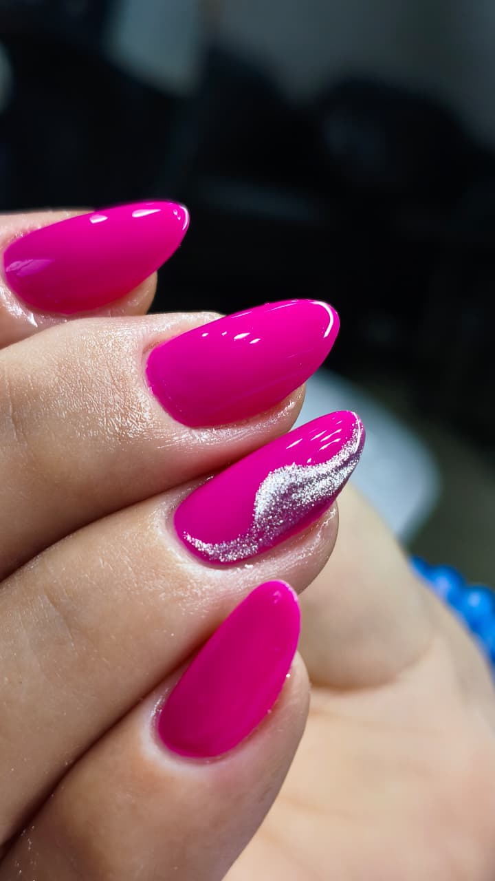 Alongamento em magenta com traço de glitter prateado por Marla Sakamoto